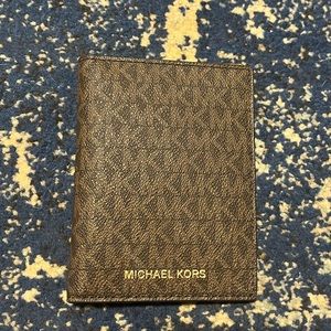 Michael Kors Jet Set Travel Medium Passport Case
